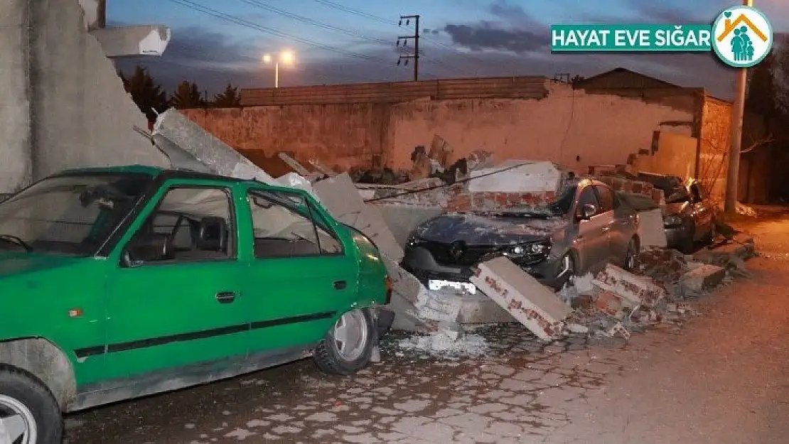 Park halindeki otomobillerin üzerine beton düştü