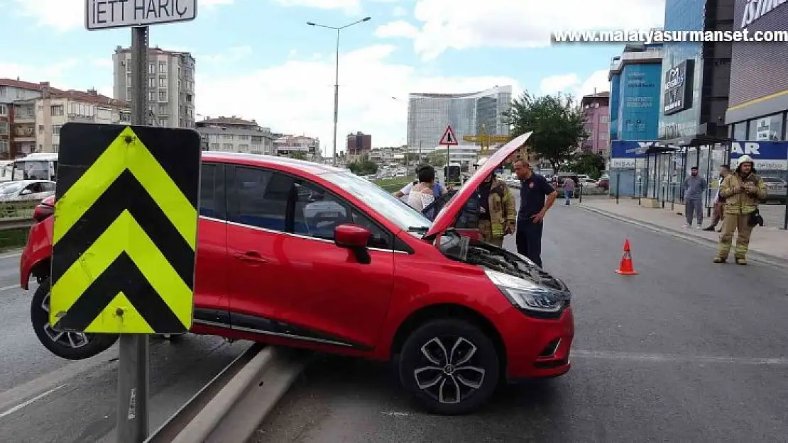 Pendik'te fren yerine gaza basan sürücü durakta bekleyen yayaya çarptı