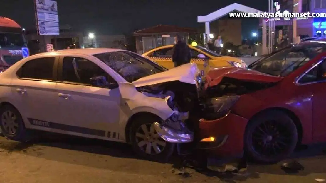 Pendik'te iki otomobil kafa kafaya çarpıştı: 4 yaralı
