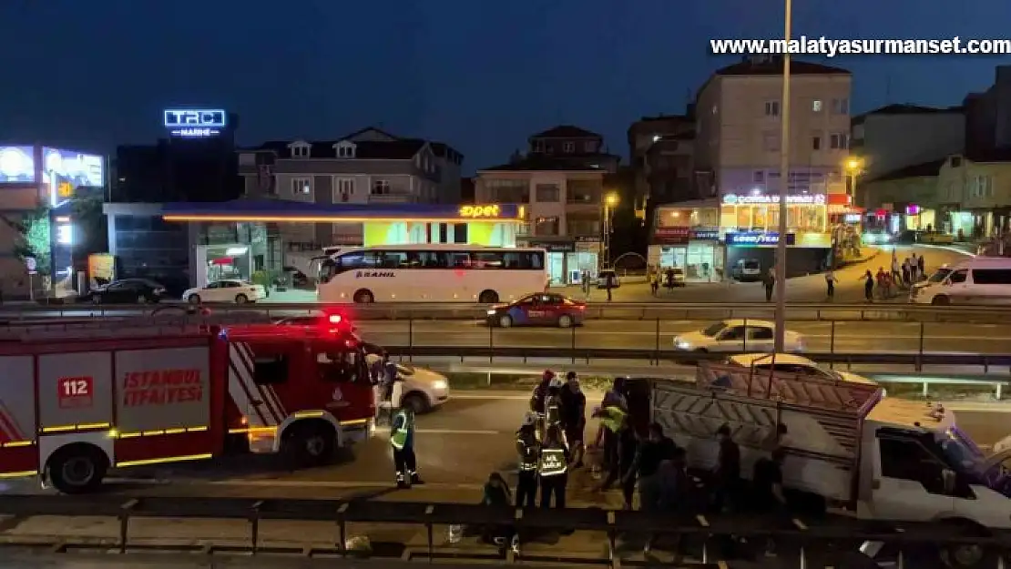 Pendik'te yakıtı bittiği için emniyet şeridinde duran kamyonete otomobil çarptı: 4 yaralı