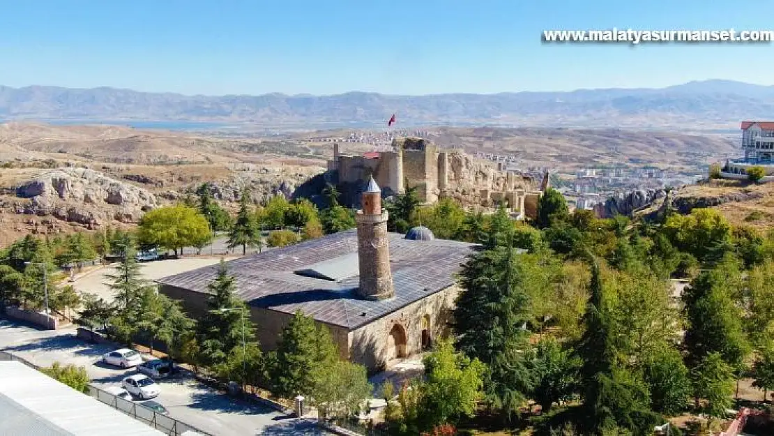 Pisa kulesinden daha eğik olan tarihi eğri minare ilk günkü ihtişamını koruyor