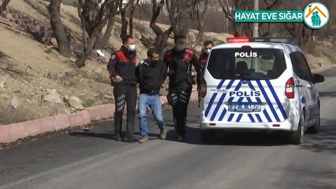 Polis aracıyla kaçmaya çalışan şüpheliyi havaya ateş açarak yakaladı