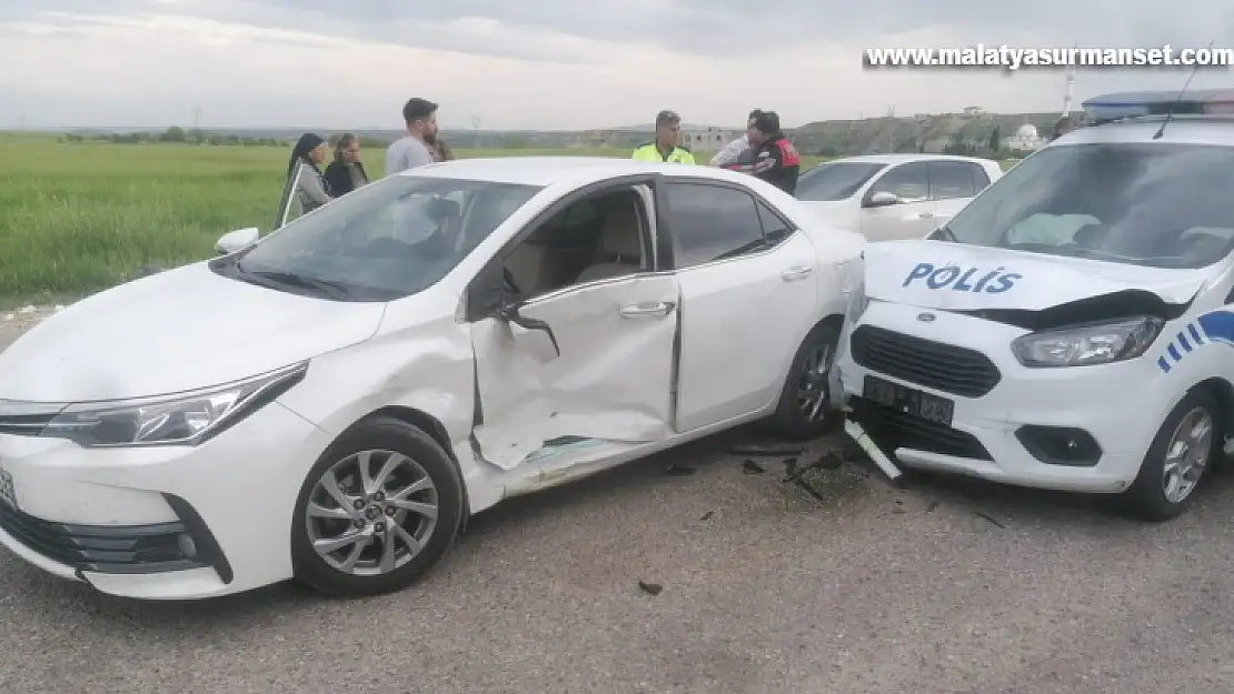 Polis aracıyla otomobil çarpıştı