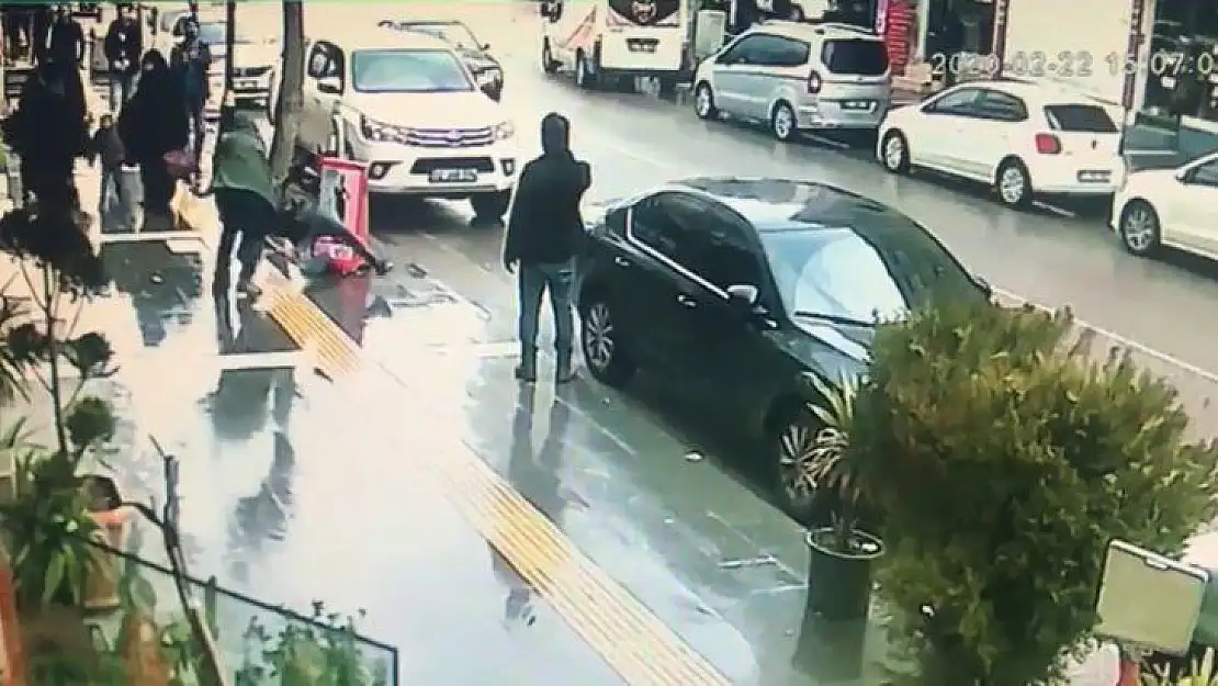 Polis, bıçaklı kavgayı havaya ateş ederek ayırdı