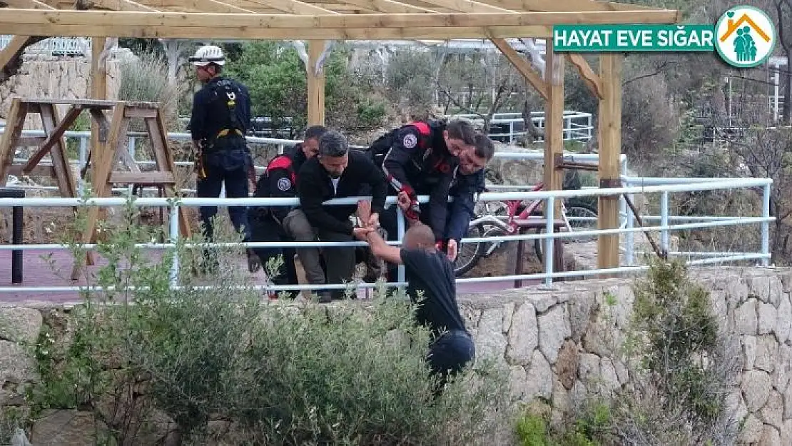 Polis, çiçek sözüyle genci intihardan vazgeçirdi