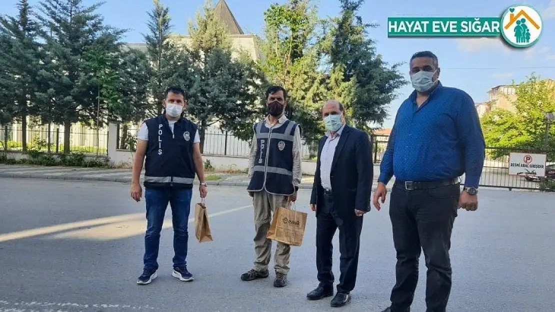Polis memurlarına hediye