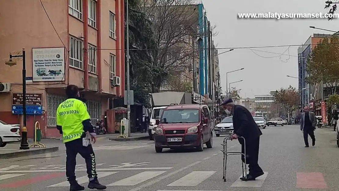 Polis memuru engelli vatandaş için trafiği tamamen durdurdu