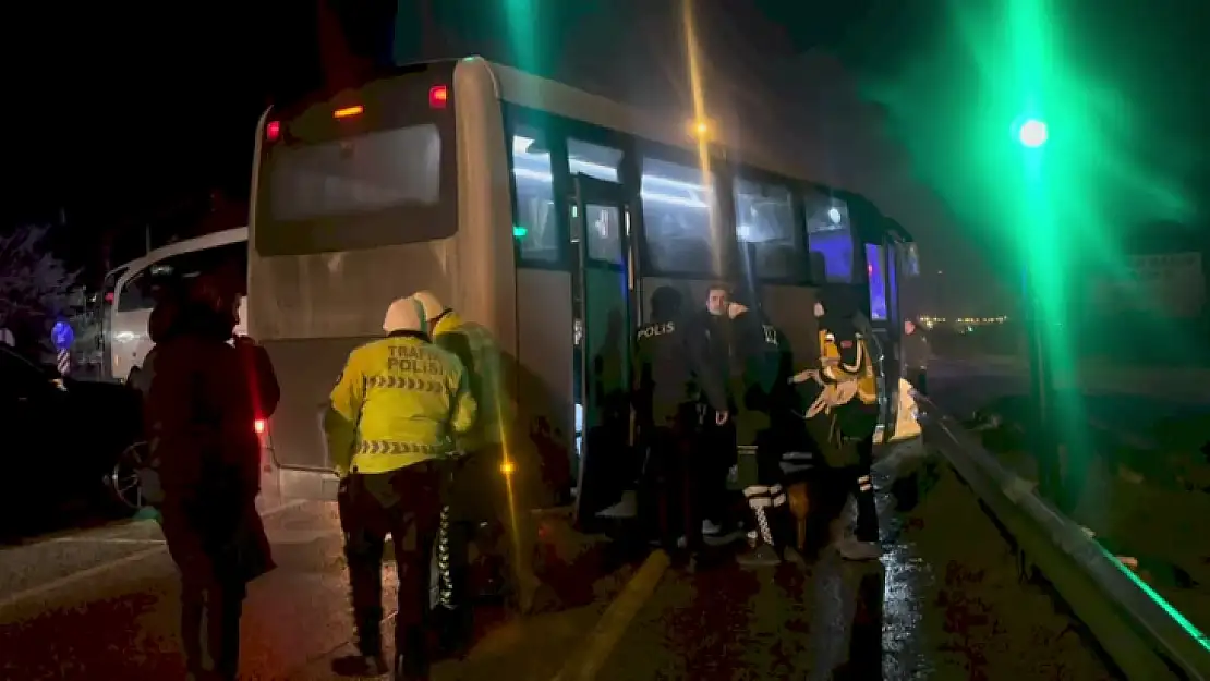 Polis servis aracıyla otobüsün çarpışması sonucu 11 kişi yaralandı