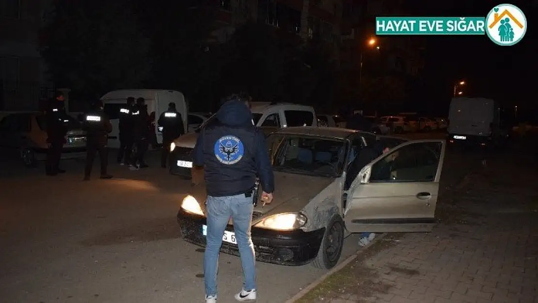 Polisin 'dur' ihtarına uymayan sürücü otomobili bırakıp kaçtı