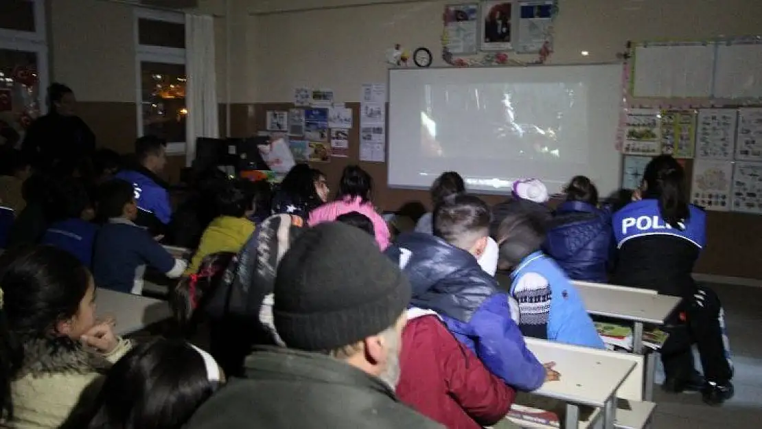 Polislerden depremzede çocuklara özel sinema etkinliği