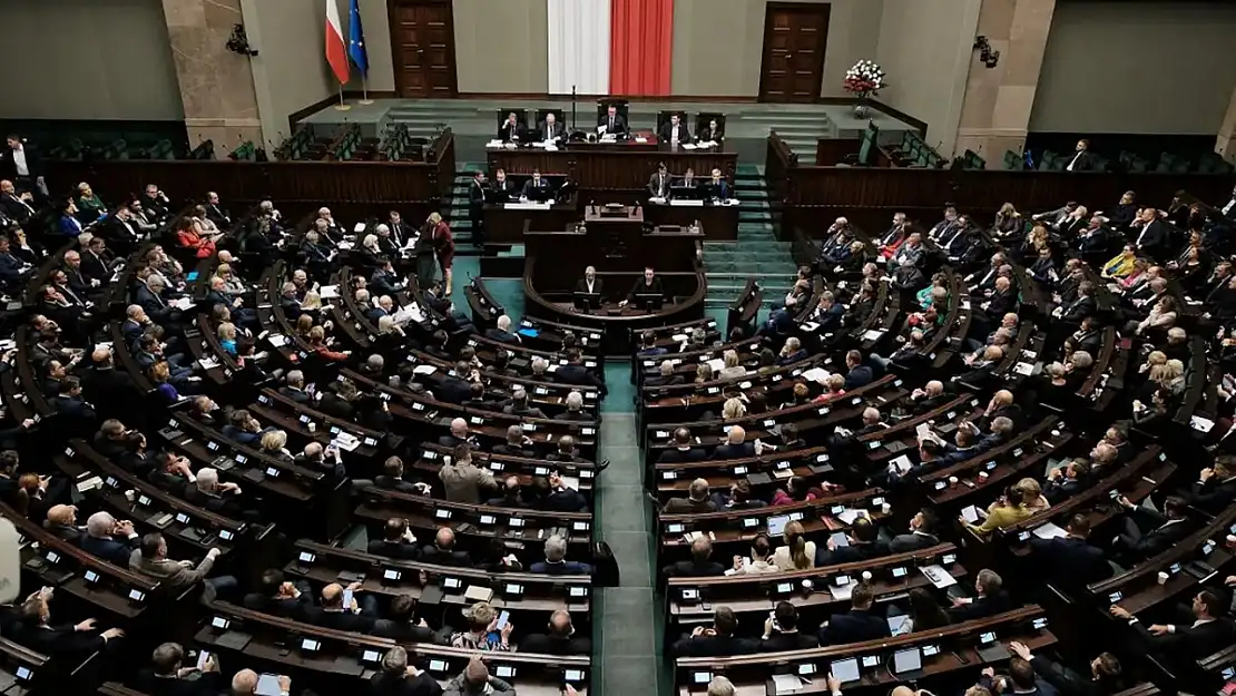 Polonya hükümeti güven oylamasını kazandı