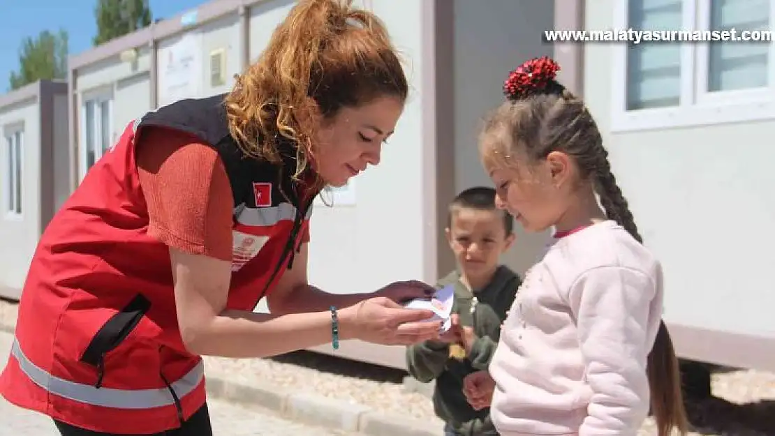 Psikososyal ekibi, savaştan tahliye edilen Ahıska Türklerini biran olsun yalnız bırakmıyor