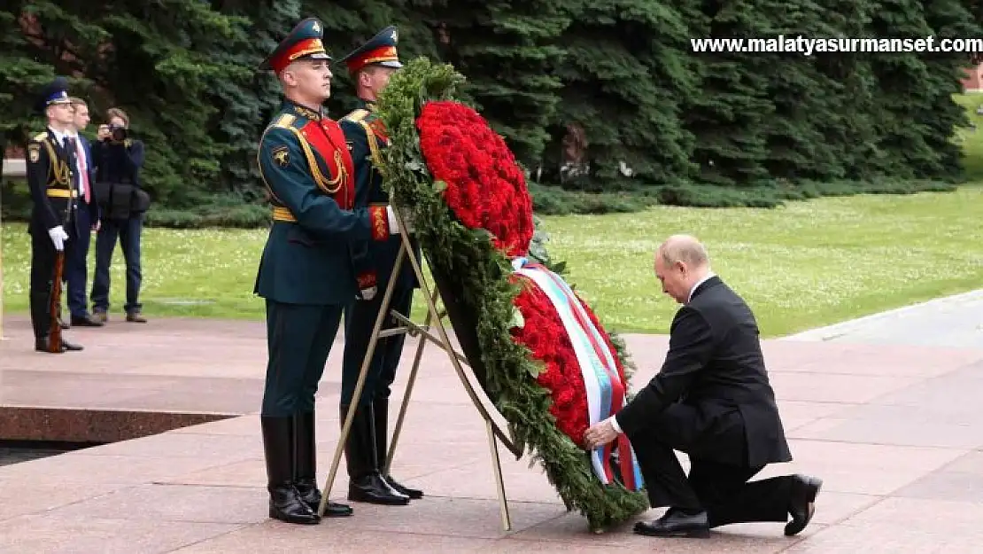 Putin, Meçhul Asker Anıtı'na çelenk bıraktı