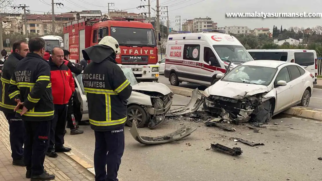 Refüjden atlayıp karşıdan gelen otomobille çarpıştı: 2 yaralı