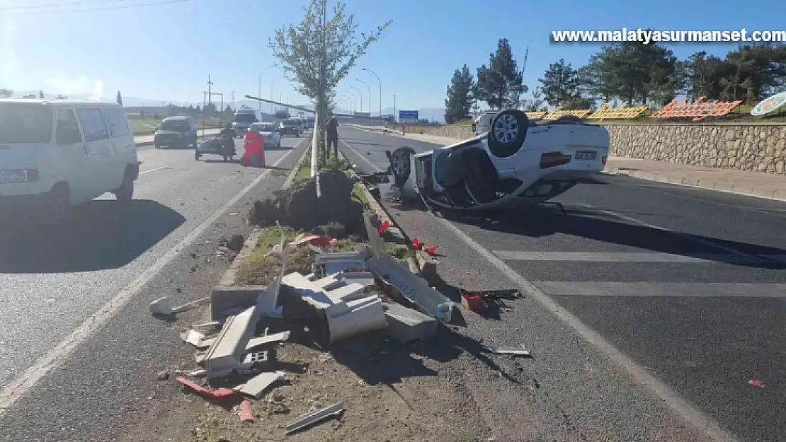 Refüje çarpıp aydınlatma direğini yerinden söktü: 2 yaralı