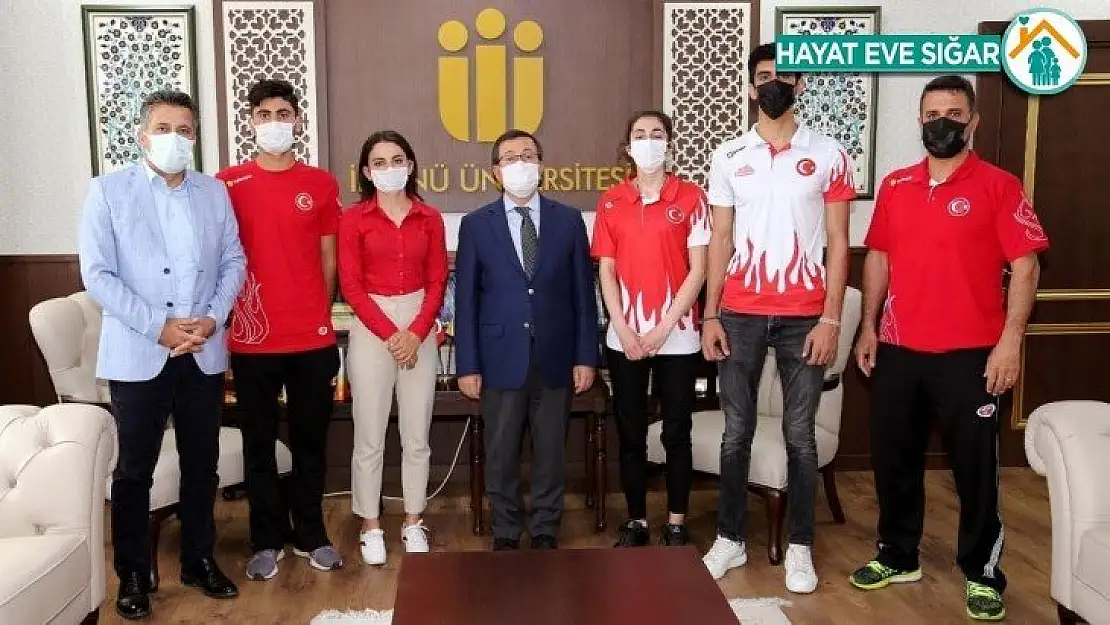 Rektör Kızılay'dan başarılı sporculara hediye