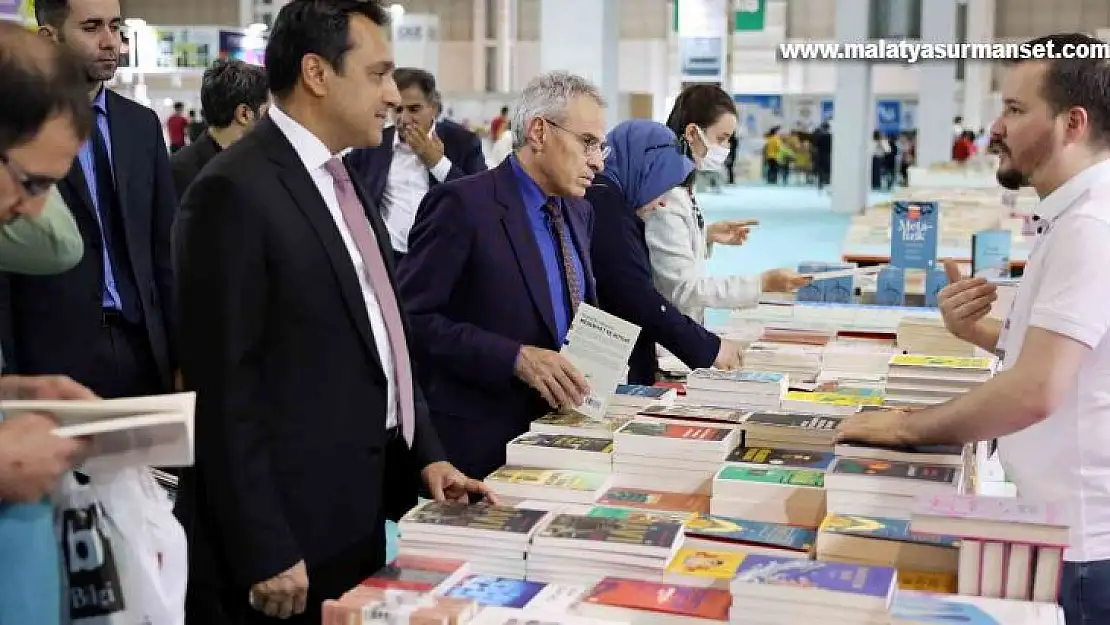 Rektör Özaydın kitap fuarında okurlarıyla buluştu