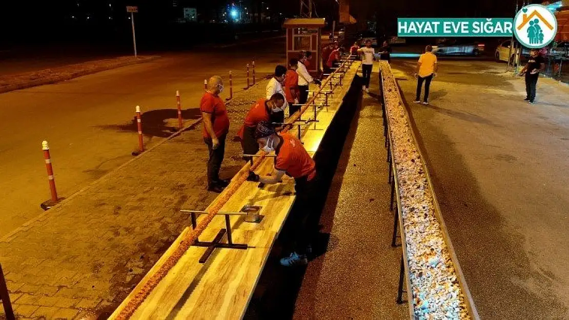 Restoranların açılışını havai fişek ve 35 metrelik kebapla kutladı