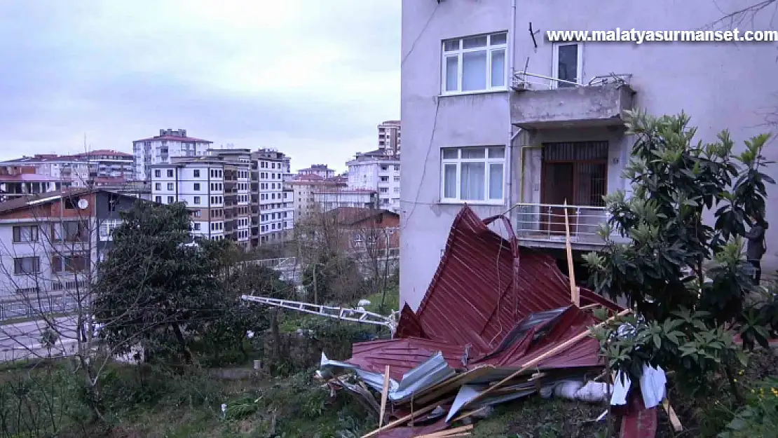 Rize'de şiddetli fırtına çatıları uçurdu