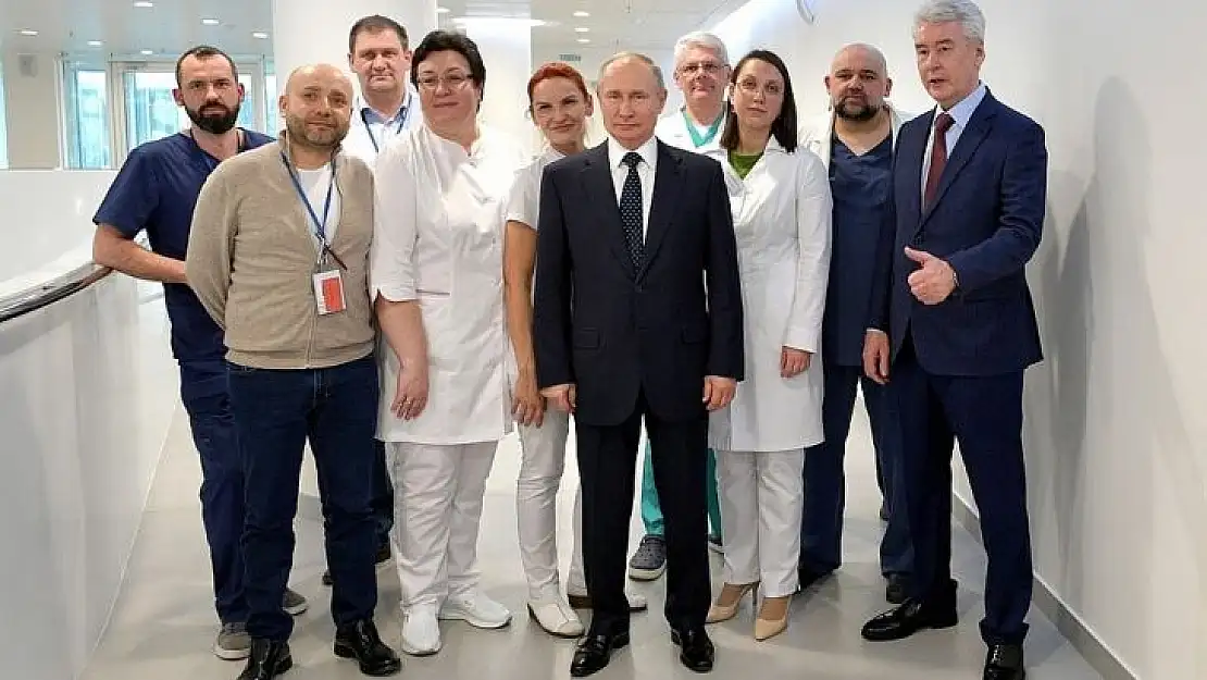 Rusya lideri Putin'den koruyucu tulum ve maskeyle hastaneye ziyaret