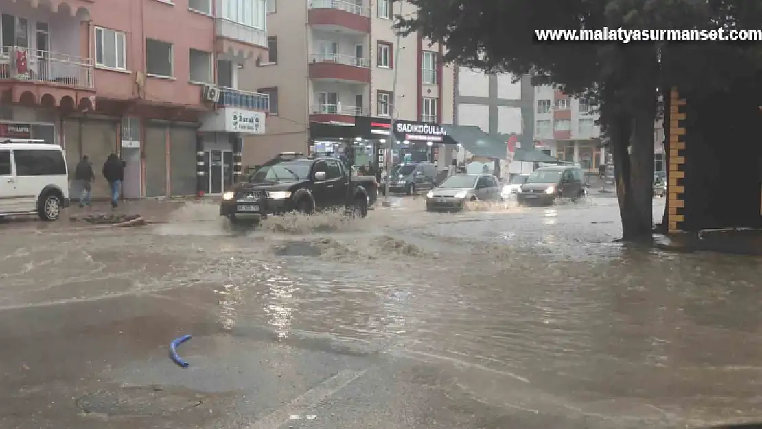 Sağanak yağış Malatya'da sokakları göle çevirdi