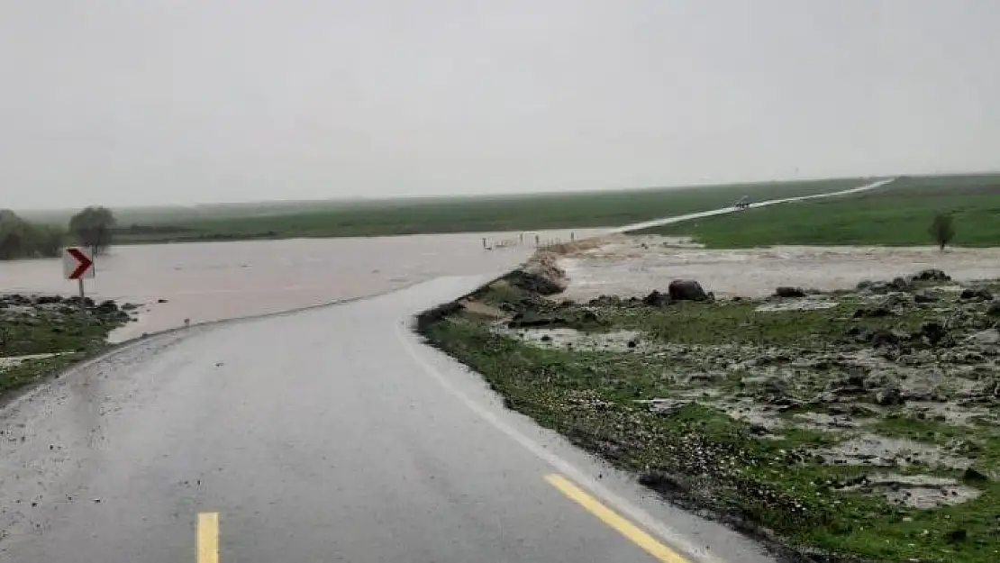 Sağanak yağış nedeni ile yol su altında kaldı