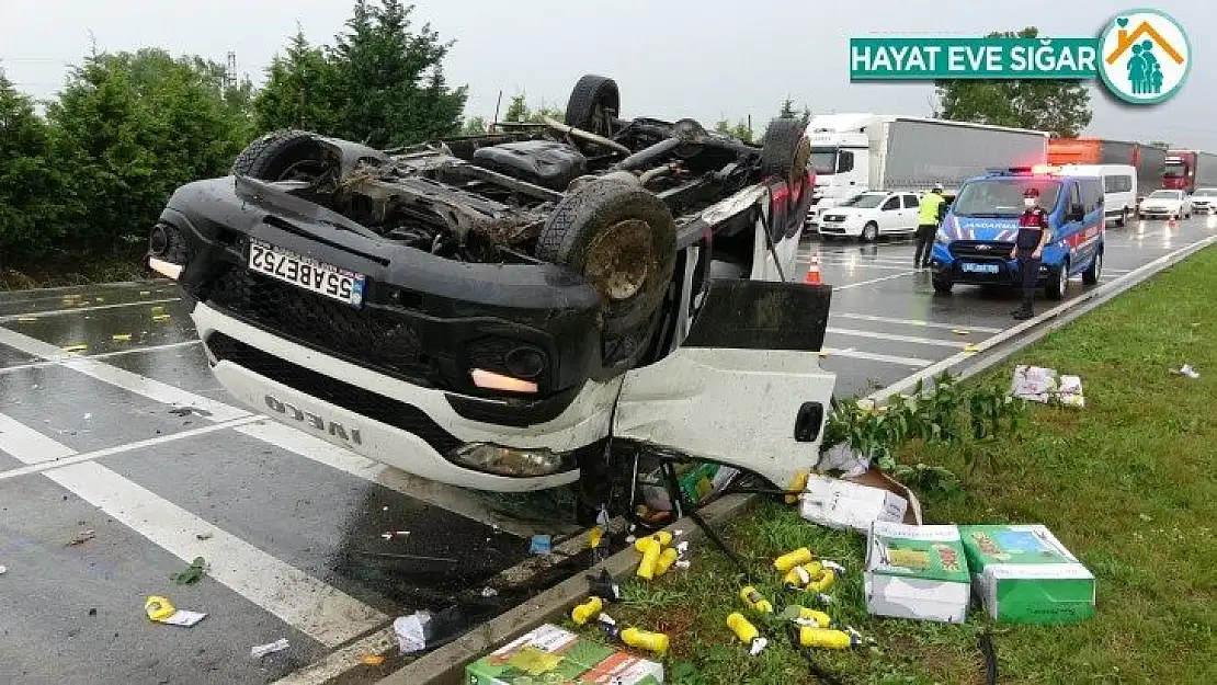 Sağanak yağıştan kayan minibüs takla attı: 2 yaralı