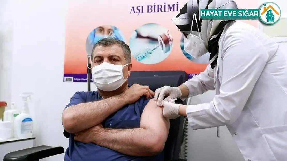 Sağlık Bakanı Koca, korona virüs aşısı oldu