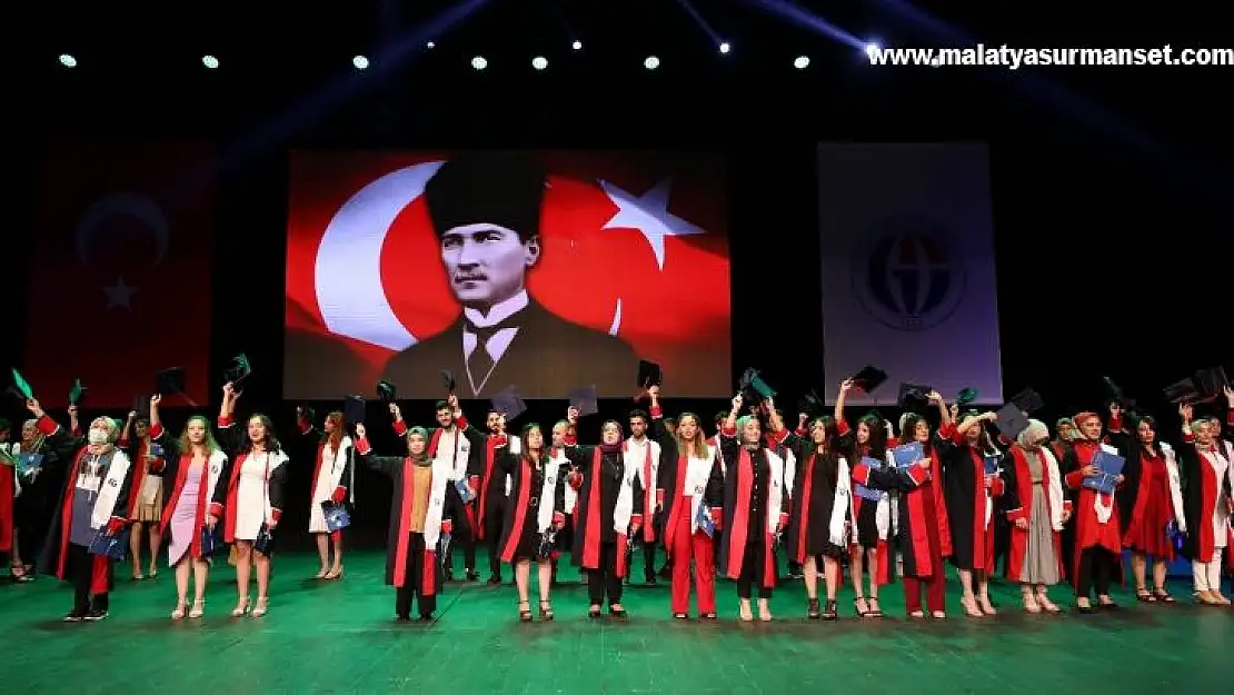 Sağlık Bilimleri Fakültesi'nde mezuniyet heyecanı