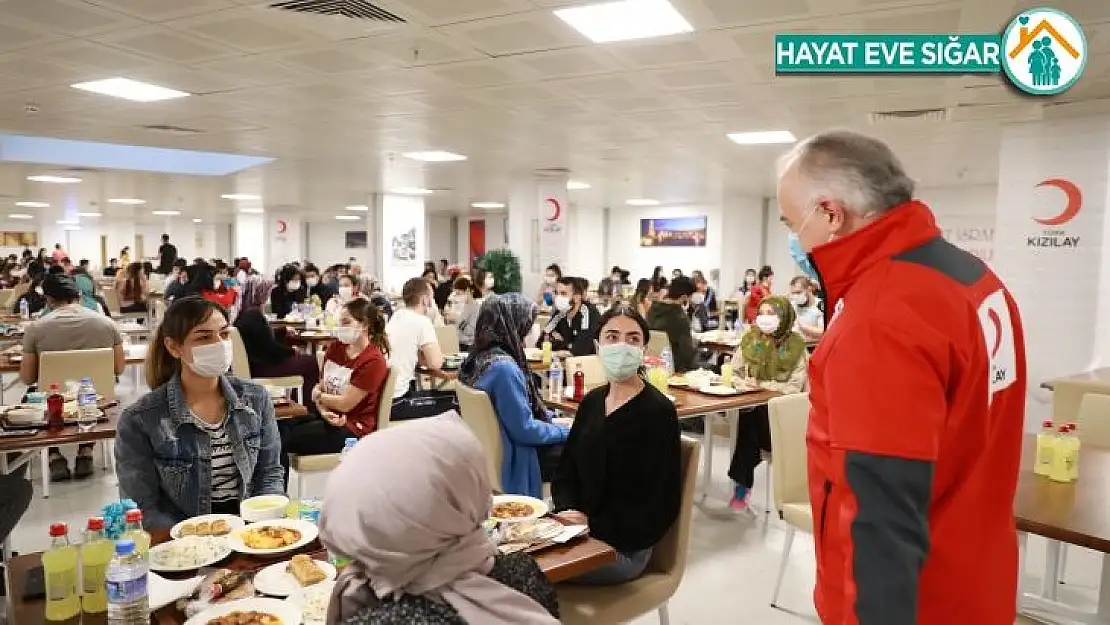 Sağlık çalışanlarına Kızılay'dan iftar yemeği