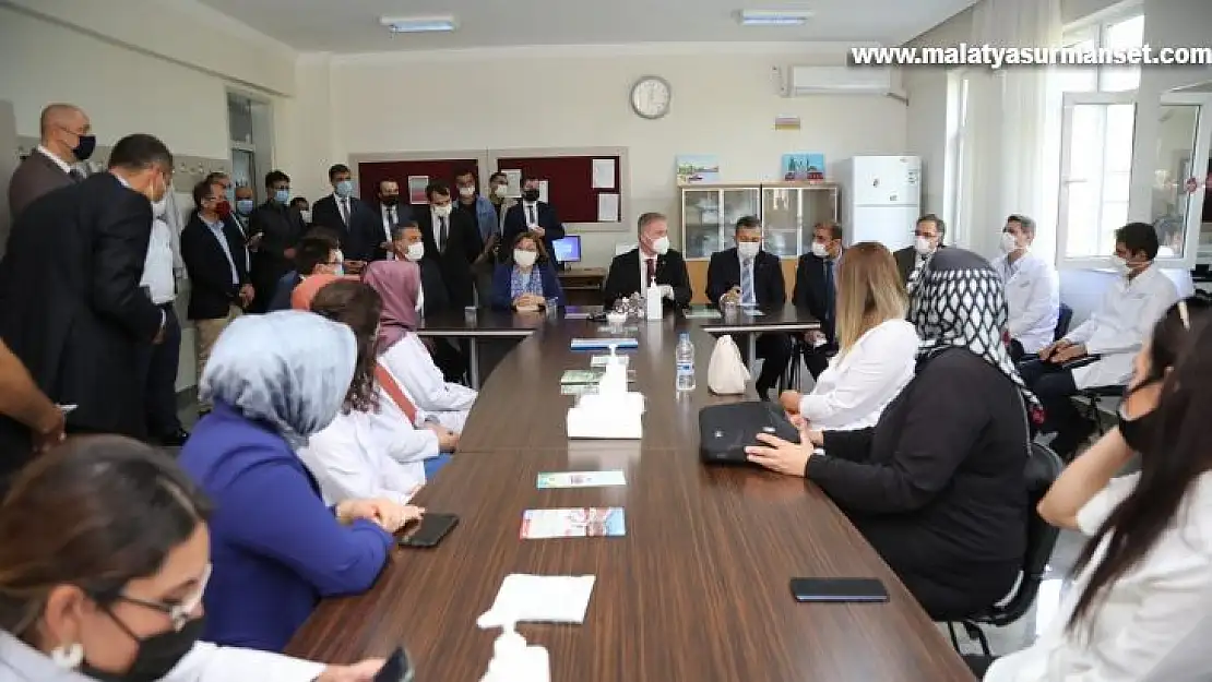 Şahin ilk ders gününde öğrencilerin heyecanına ortak oldu