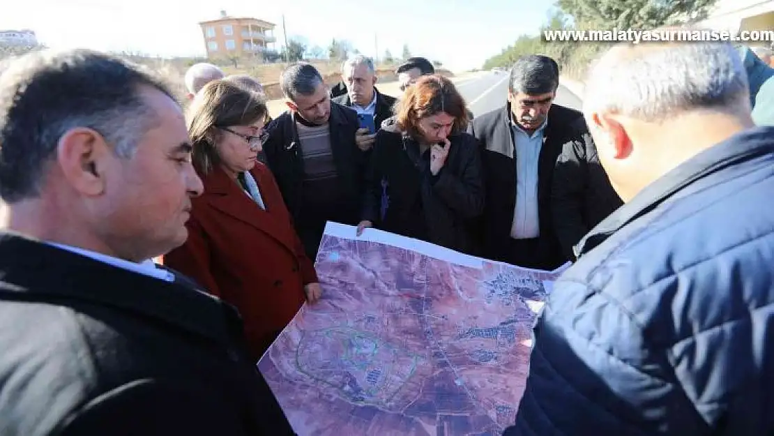 Şahin, yeni yılın ilk gününde trafiğe açılan yeni yolları inceledi