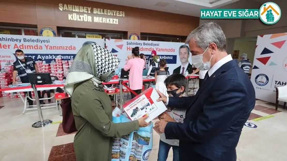 Şahinbey Belediyesi 150 bin adet spor ayakkabı dağıtımını sürdürüyor