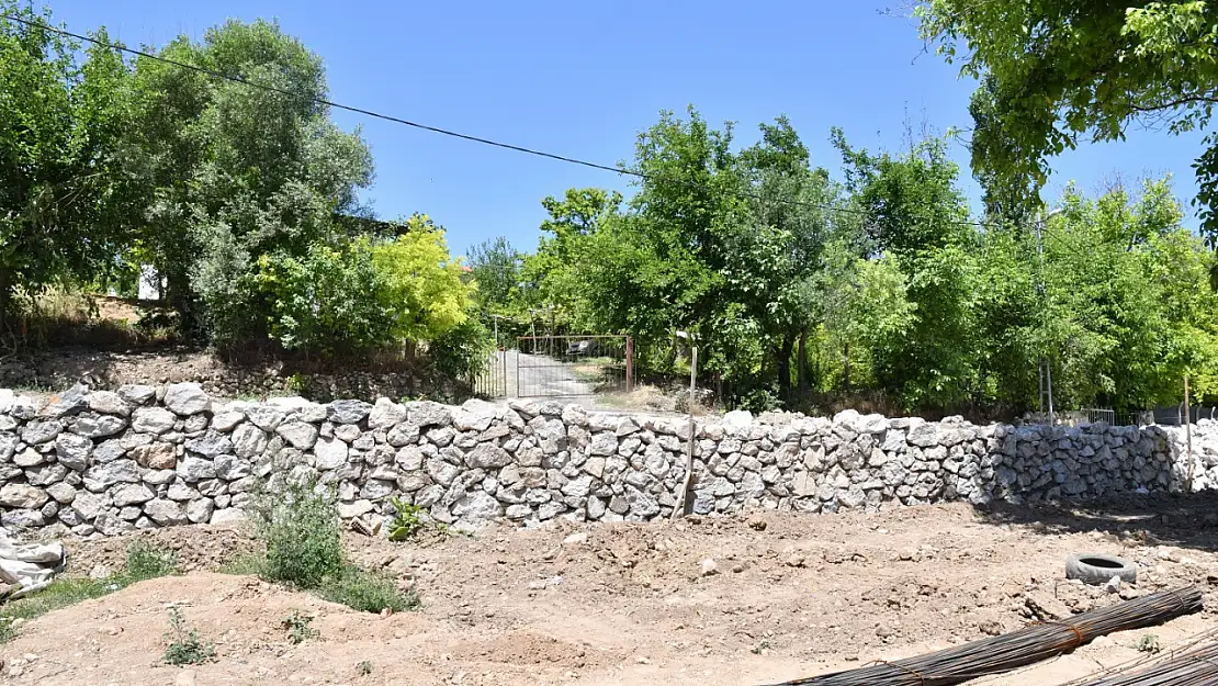 Şahnahan'da Yol Güvenliği İçin Taş Duvar Çalışması Yapıyor