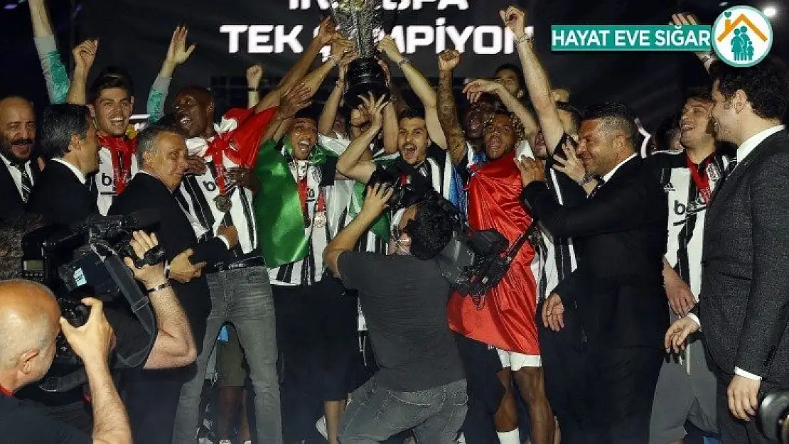 Şampiyon Beşiktaş kupasını aldı