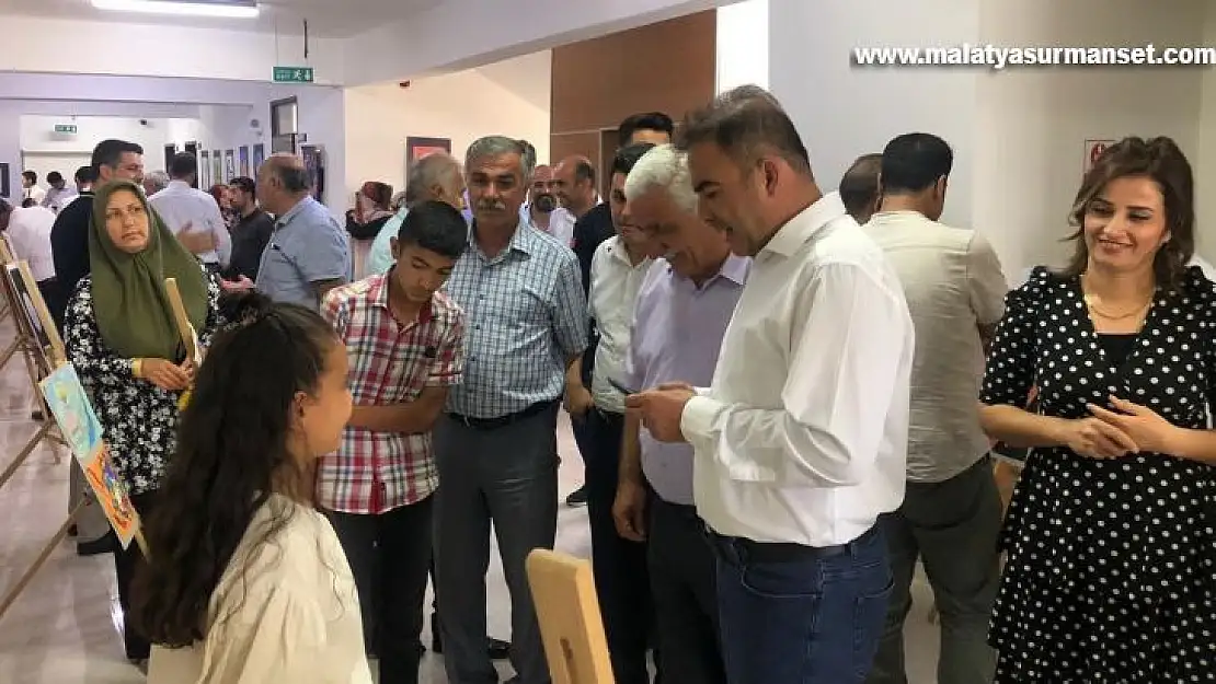 Samsat'ta öğrenciler yaptıkları resimleri sergiledi