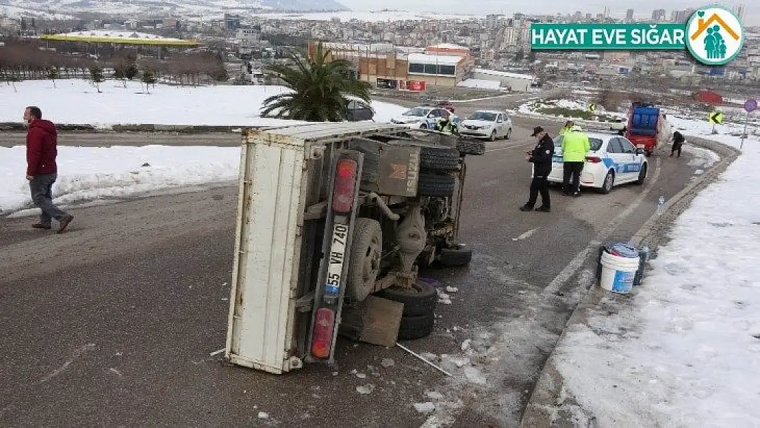 Samsun'da buzdan kayan kamyonet devrildi: 3 yaralı