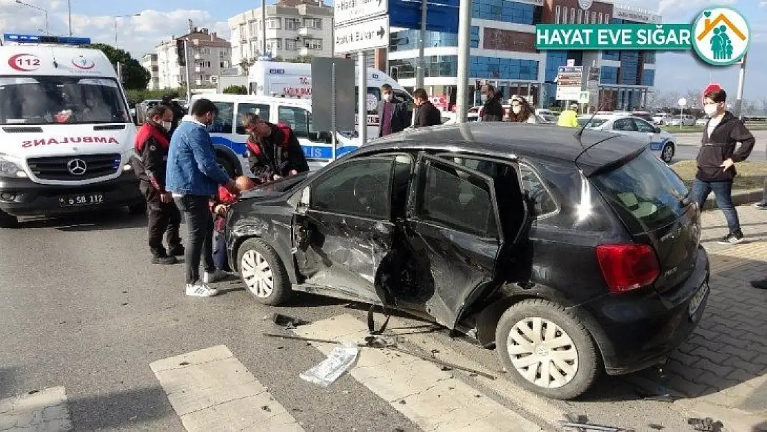 Samsun'da kavşakta iki otomobil çarpıştı: 5 yaralı