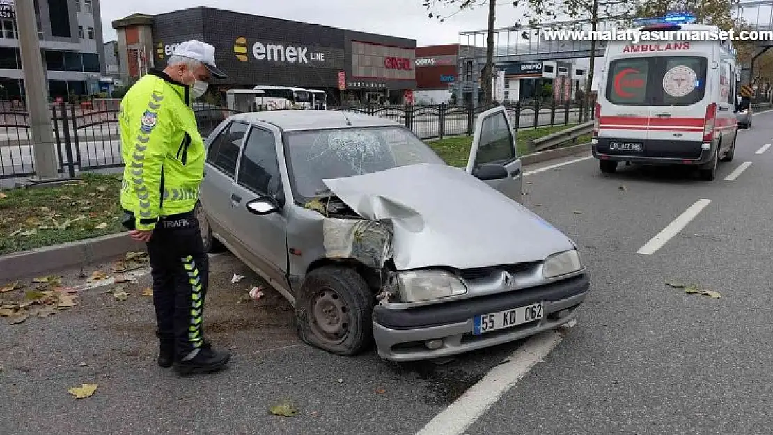 Samsun'da otomobil ağaca çarptı: 2 yaralı