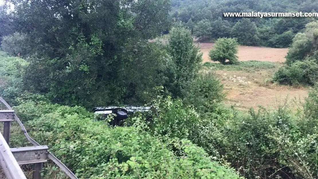 Samsun'da otomobil şarampole yuvarlandı: 2 yaralı