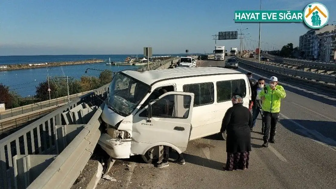 Samsun'da panelvan minibüs viyadükteki bariyerlere çarptı: 3 yaralı