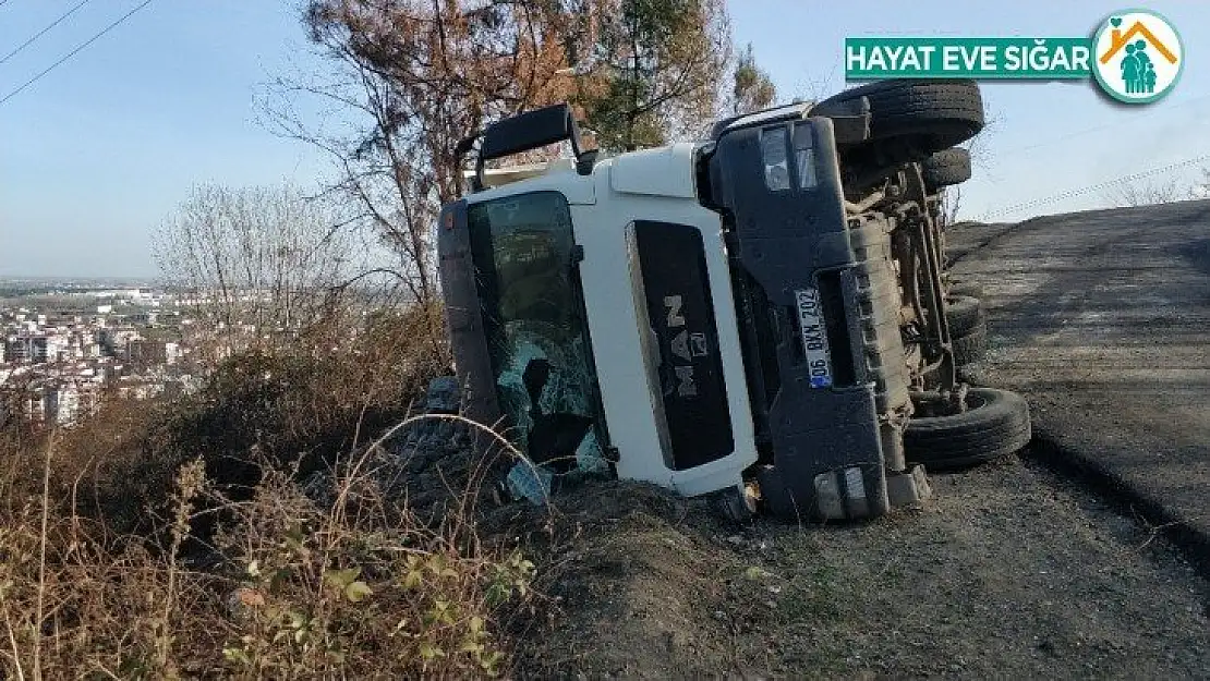 Samsun'da taş yüklü kamyon uçurumun kenarına devrildi: 1 yaralı