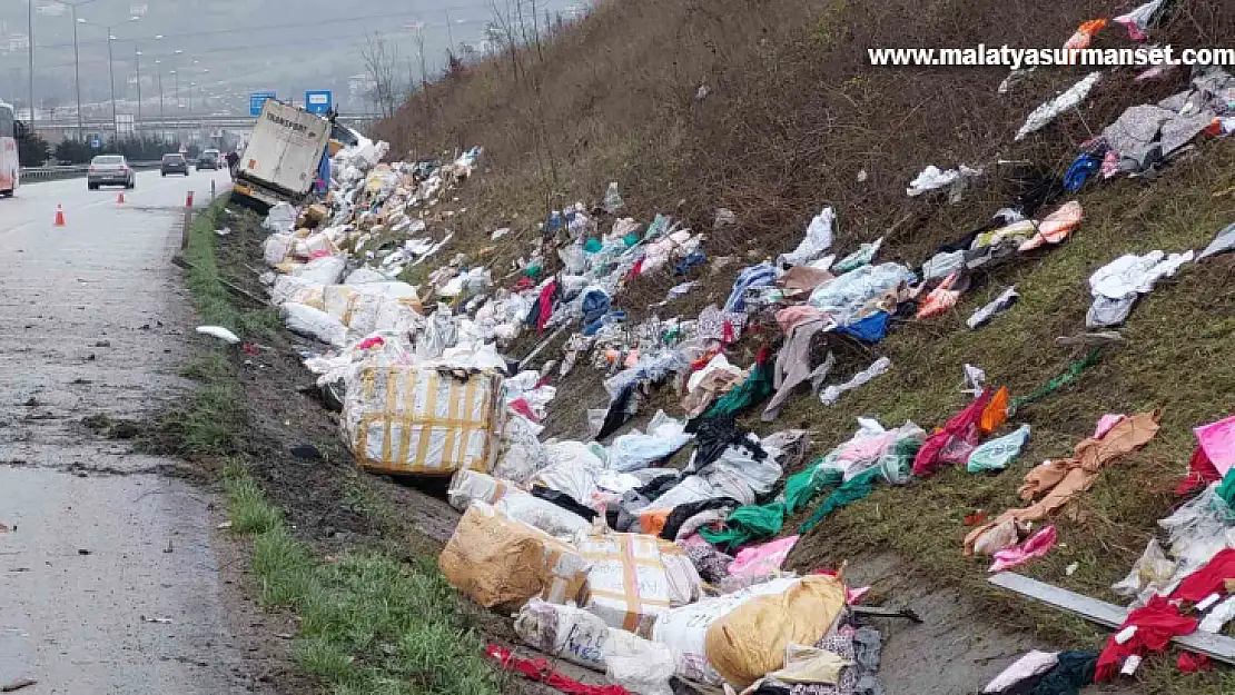 Samsun'da tır kazası: Giysiler yola saçıldı