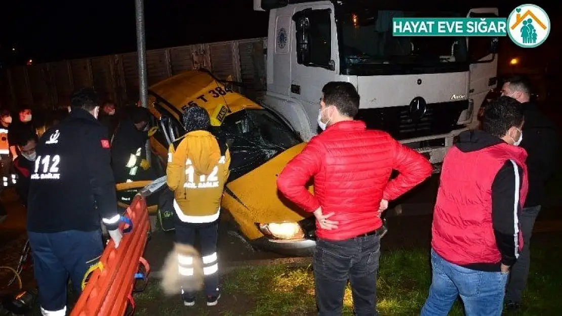 Samsun'da tır ticari taksiye çarptı: 3 yaralı