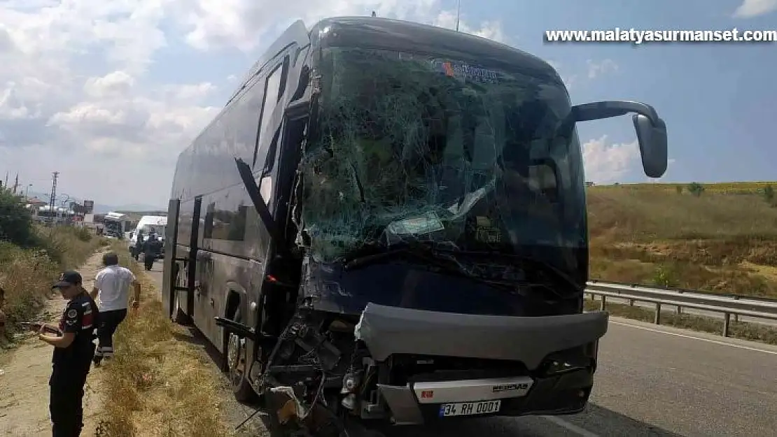 Samsun'da tur otobüsü tırla çarpıştı: 3 yaralı