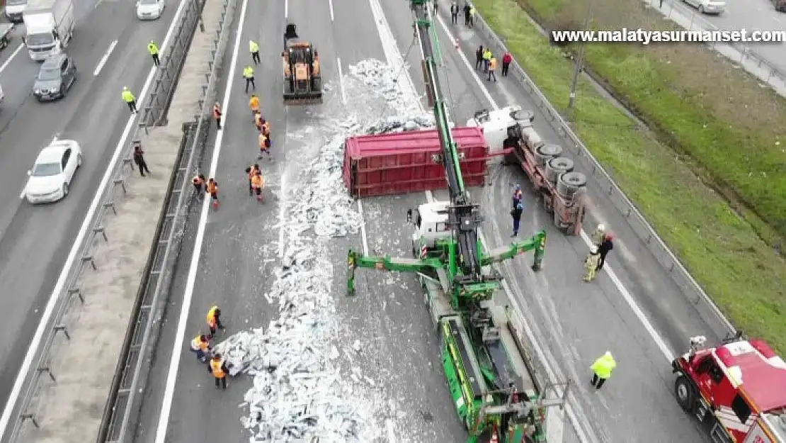 Sancaktepe TEM'de sac yüklü tır devrildi, otoyol trafiğe kapandı