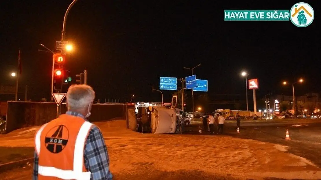 Şanlıurfa'da buğday yüklü tır devrildi: 1 yaralı