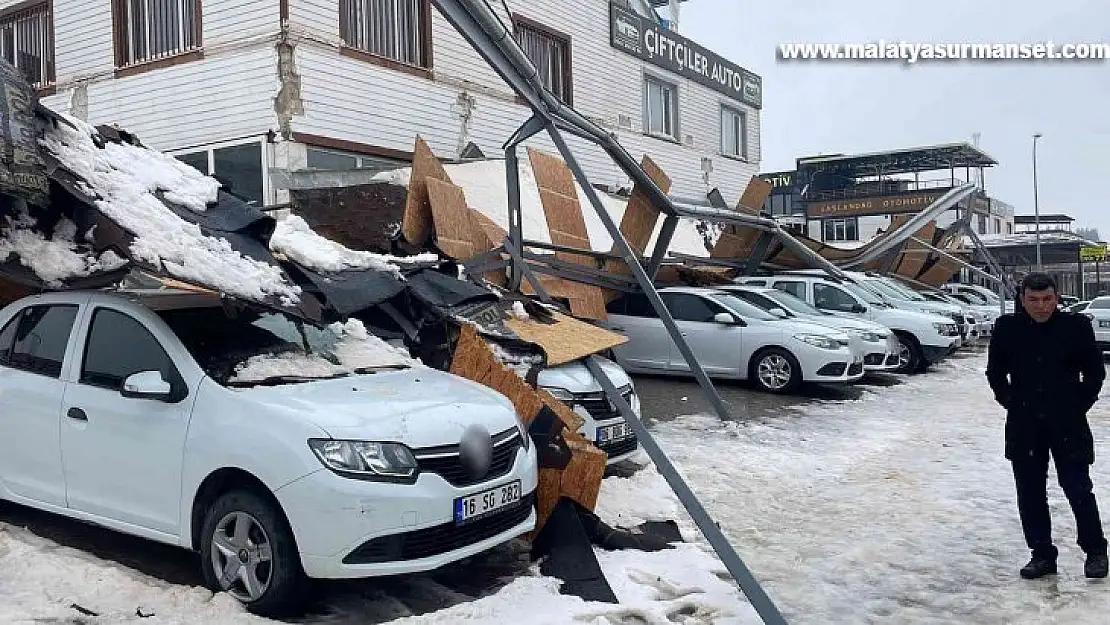 Şanlıurfa'da çatının üzerine çöktüğü 23 otomobil zarar gördü