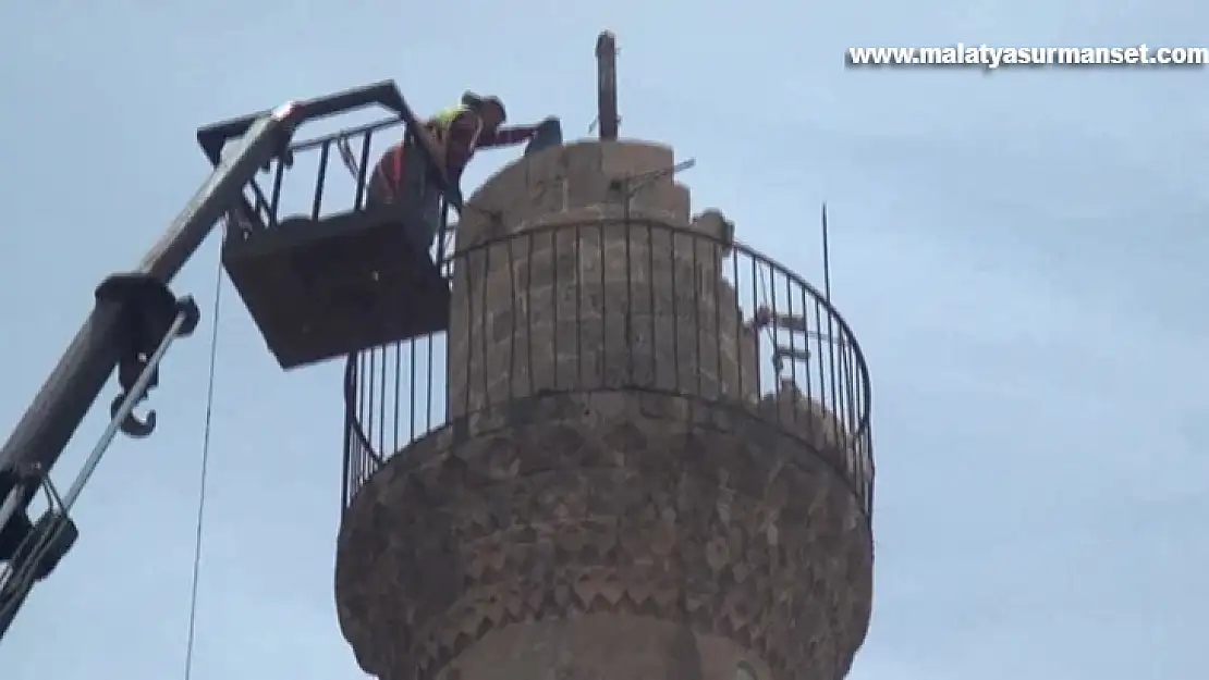 Şanlıurfa'da depremde hasar gören camilerin yıkımı sürüyor