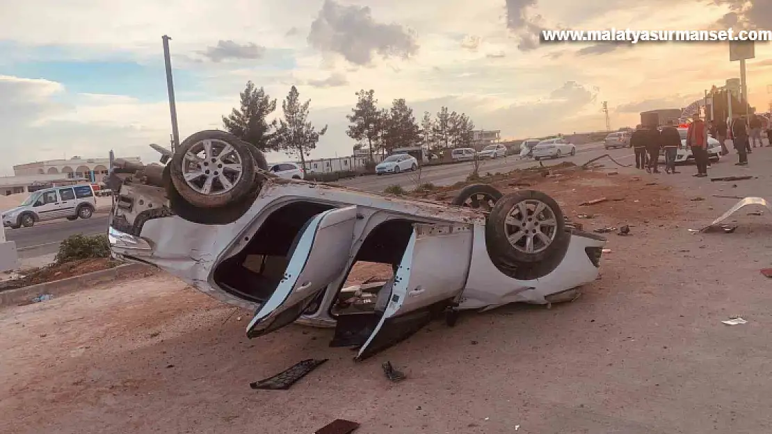 Şanlıurfa'da iki otomobil çarpıştı: 3'ü ağır 5 yaralı